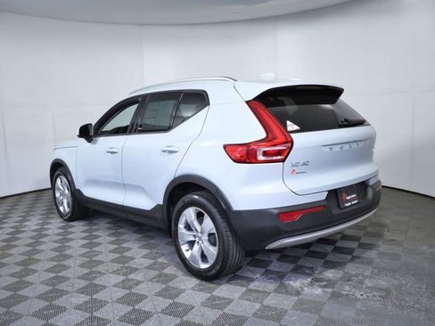 Used 2021 Volvo XC40 T4 Momentum FWD image 6