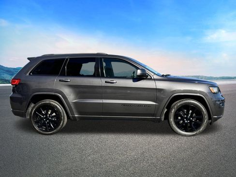 Used 2018 Jeep Grand Cherokee Altitude image 11