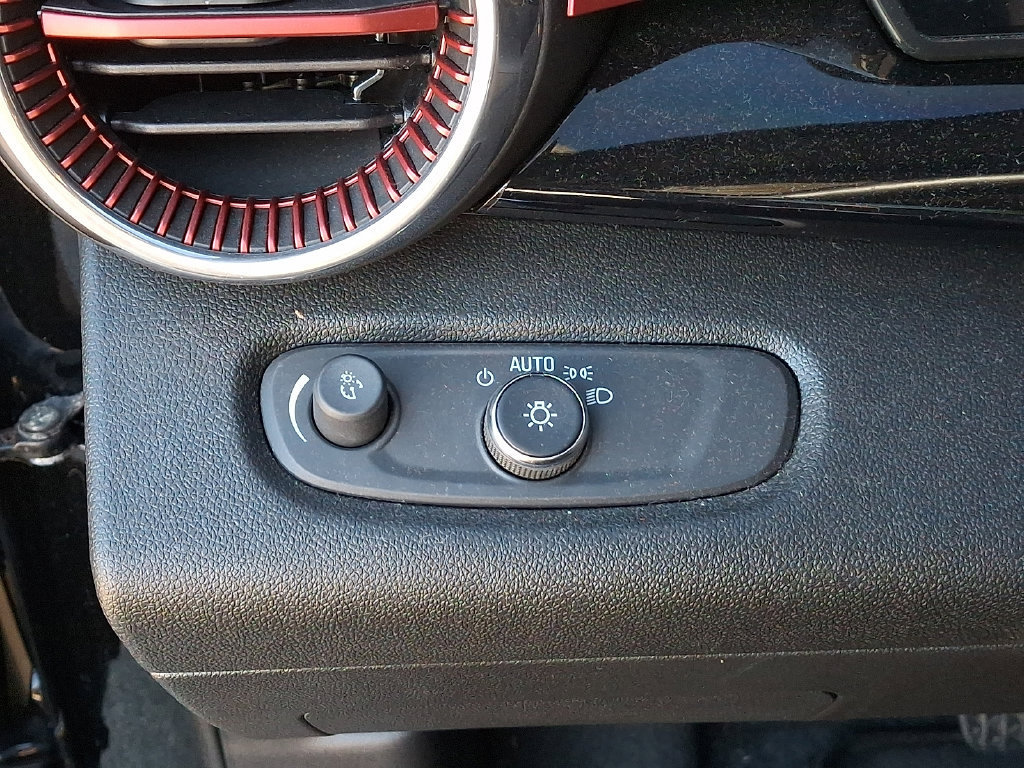 Used 2024 Chevrolet Trax RS w/ Sunroof Package FWD image 32