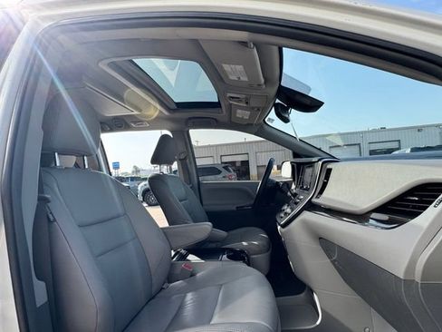 Used 2018 Toyota Sienna XLE Premium FWD image 21