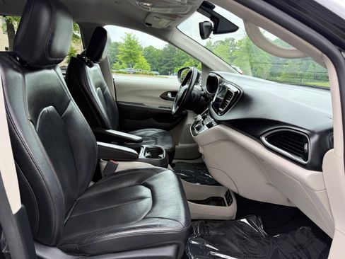 Used 2017 Chrysler Pacifica Touring-L FWD image 35