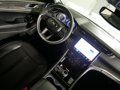 Used 2024 Jeep Grand Cherokee Limited w/ Black Appearance Package AWD/4WD image 9