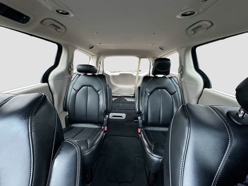 Used 2024 Chrysler Pacifica Touring-L image 24