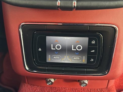 Used 2017 Bentley Bentayga AWD/4WD image 34