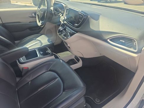 Used 2023 Chrysler Pacifica Touring-L FWD image 26