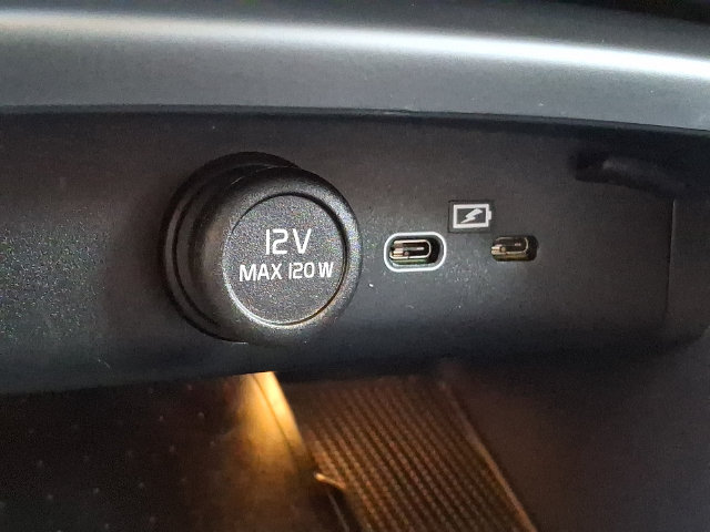 Certified 2024 Volvo XC40 B5 Core AWD/4WD image 28