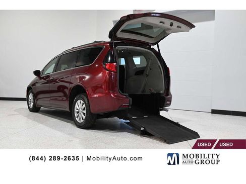 Used 2018 Chrysler Pacifica Touring Plus image 1