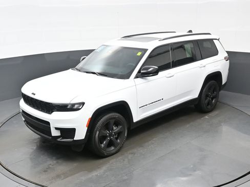 Used 2023 Jeep Grand Cherokee L Laredo image 33