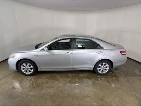 Used 2010 Toyota Camry LE image 14
