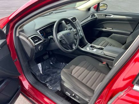 Used 2017 Ford Fusion SE image 2