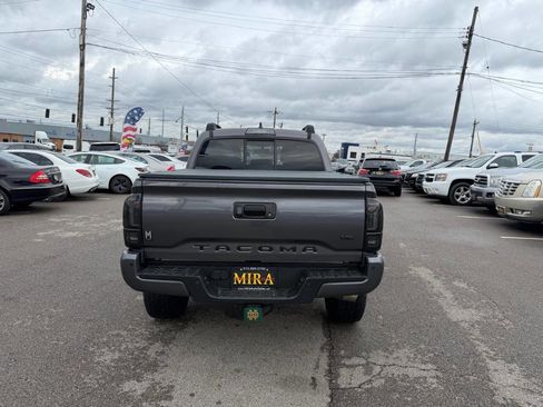 Used 2016 Toyota Tacoma TRD Off-Road w/ Premium & Technology Package AWD/4WD image 7