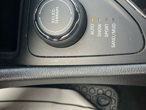 Used 2020 Jeep Cherokee Latitude Plus AWD/4WD image 26