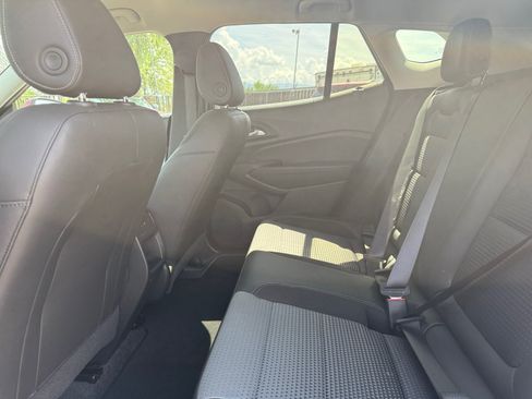 Used 2025 Chevrolet Trax LT FWD image 26