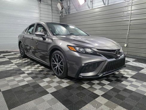 Used 2022 Toyota Camry SE image 4