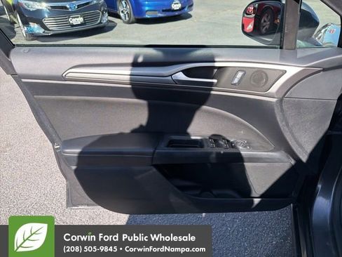 Used 2018 Ford Fusion SE w/ Fusion SE Technology Package FWD image 13