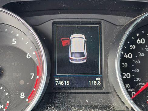 Used 2018 Volkswagen Tiguan SE w/ Panoramic Sunroof Package image 8