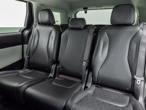 Used 2024 Kia Carnival LX FWD image 23