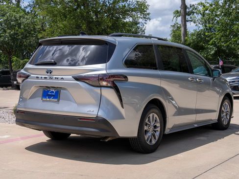 Used 2025 Toyota Sienna XLE FWD image 5
