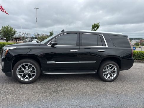 Used 2016 Cadillac Escalade Luxury RWD image 2