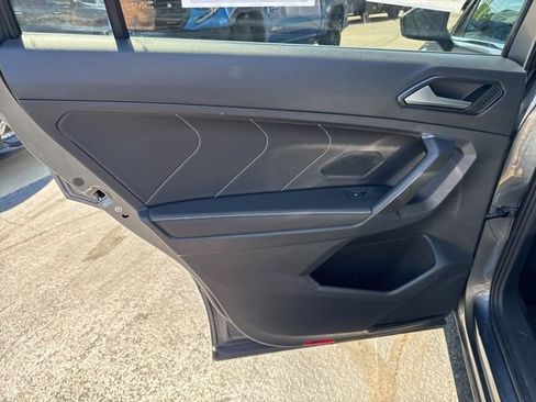 Used 2023 Volkswagen Tiguan SE w/ Panoramic Sunroof Package FWD image 18
