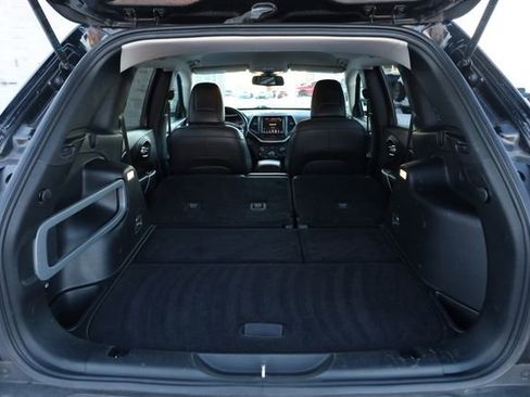 Used 2018 Jeep Cherokee Latitude Plus w/ Cold Weather Group image 29