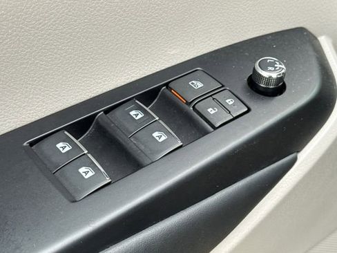 Used 2019 Toyota Highlander Limited image 22