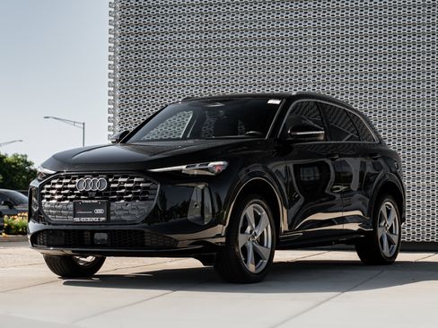 Certified 2025 Audi Q5 Premium Plus w/ Premium Plus AWD/4WD image 7