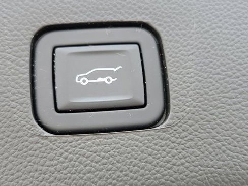 Used 2023 Chevrolet Traverse Premier w/ LPO, Floor Liner Package FWD image 15