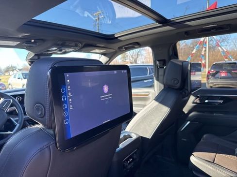 Used 2025 Chevrolet Tahoe High Country AWD/4WD image 11