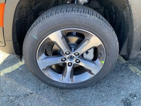 New 2025 Jeep Grand Cherokee Limited w/ Luxury Tech Group II image 11