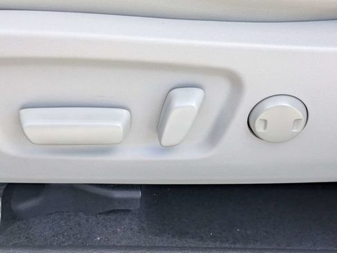 Used 2019 Toyota Highlander XLE FWD image 18