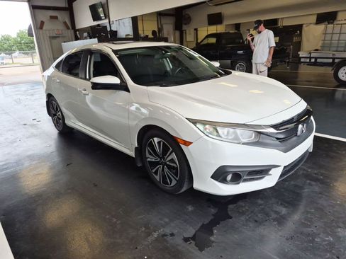 Used 2018 Honda Civic EX-T image 2