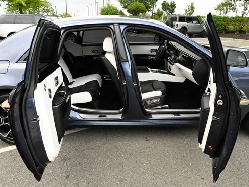 Used 2018 Rolls-Royce Ghost RWD image 52
