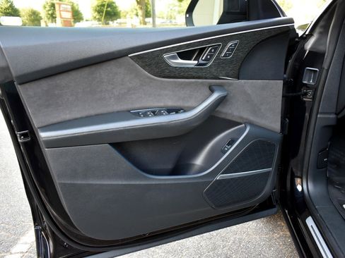 Used 2019 Audi Q8 Prestige w/ Luxury Package image 32