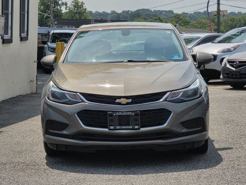 Used 2018 Chevrolet Cruze LT w/ Convenience Package FWD image 2