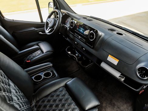 Used 2023 Mercedes-Benz Sprinter 2500 image 41