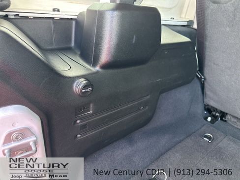 Used 2025 Jeep Wrangler Unlimited Sahara AWD/4WD image 16