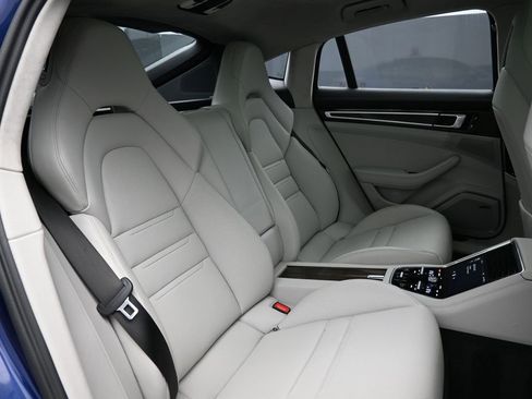 Used 2021 Porsche Panamera GTS w/ Premium Package image 25