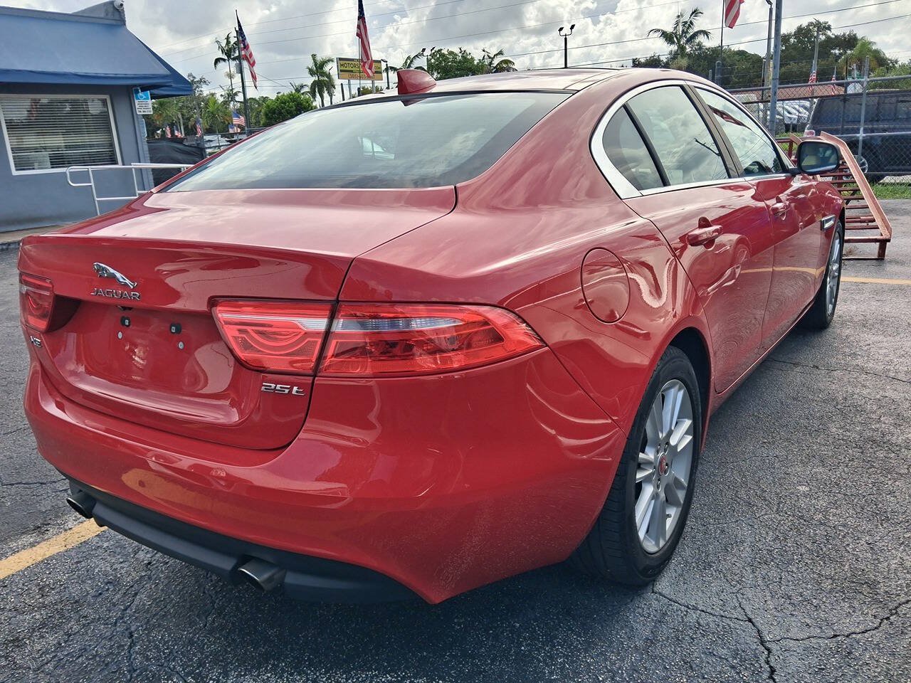 Used 2019 Jaguar XE Premium RWD image 4