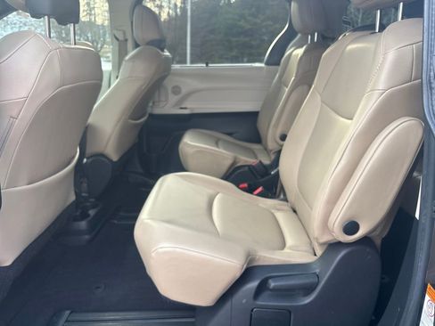 Used 2022 Toyota Sienna XLE image 31