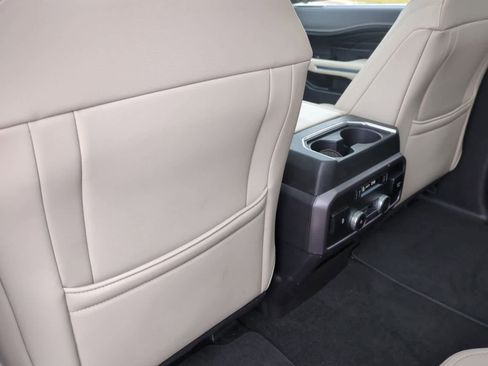 Used 2019 Ford Expedition Platinum image 18