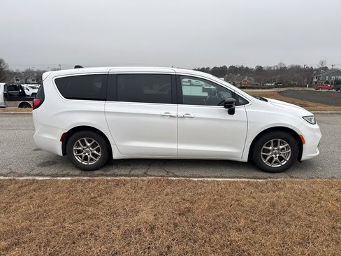Used 2025 Chrysler Pacifica Select image 10