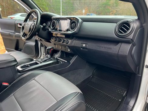 Used 2017 Toyota Tacoma TRD Off-Road image 28