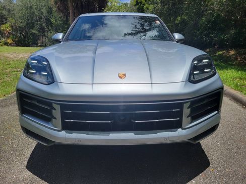 Used 2024 Porsche Cayenne AWD/4WD image 2