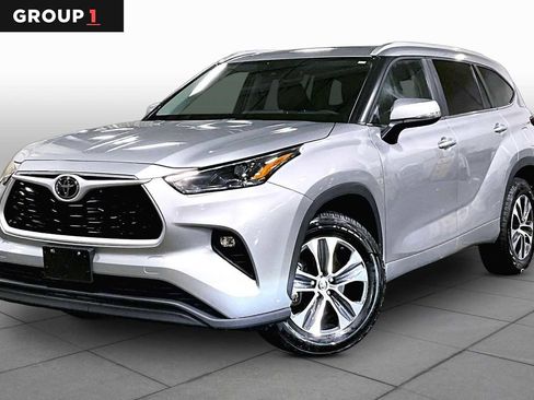 Certified 2025 Toyota Highlander XLE AWD/4WD image 1