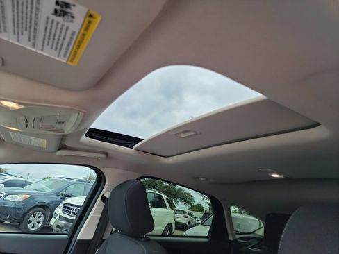 Used 2017 Ford Focus SEL image 17