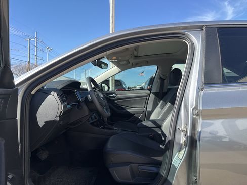 Used 2020 Volkswagen Jetta SE w/ SE Cold Weather Package image 9