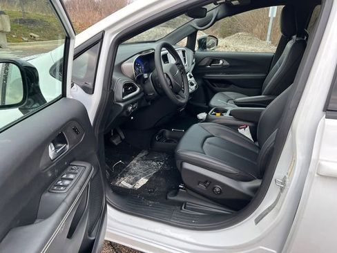 New 2026 Chrysler Pacifica Select image 14