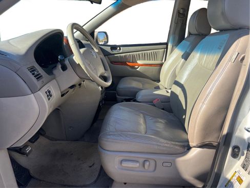 Used 2010 Toyota Sienna XLE image 6