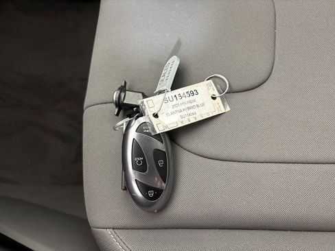New 2025 Hyundai Elantra Hybrid FWD image 28